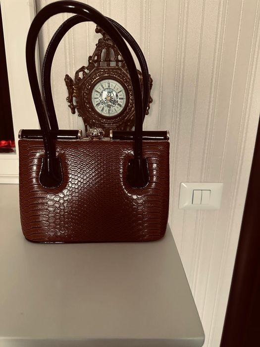 Geanta / poseta , firma Epica , piele lacuita , culoare maro