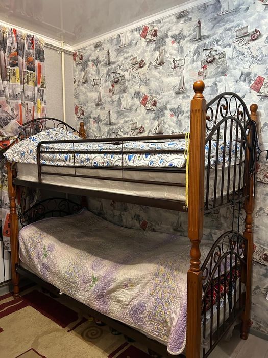 Кровать двухярусный можно постовить отдельно. отдельно