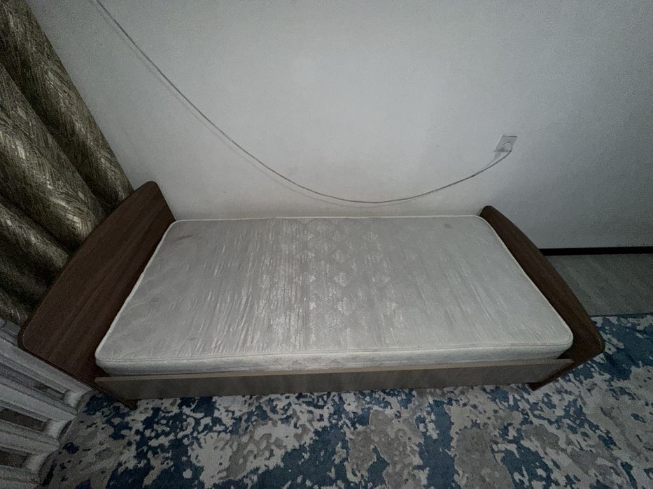 Срочно продам  1 кровать / 1  кровать с матрасами