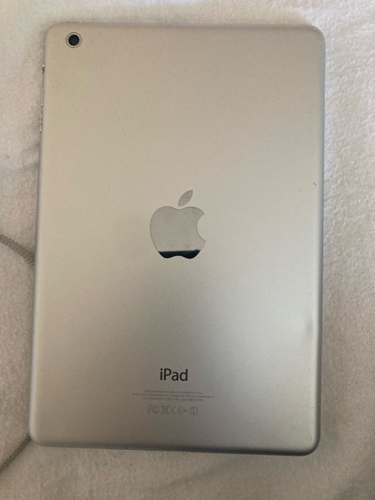 Продавам таблет Apple Ipod 12 gb без Айклауд