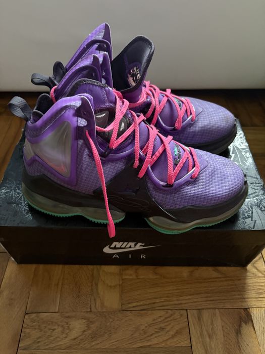 Nike LeBron 19