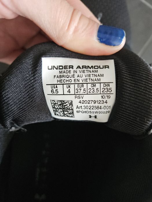 vând adidași under armour