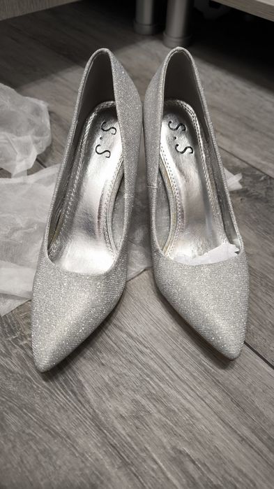 Pantofi gri cu toc si sclipici