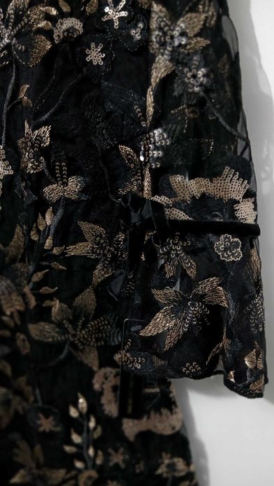 Елегантна дантелена рокля с флорални златни мотиви – Lipsy  London