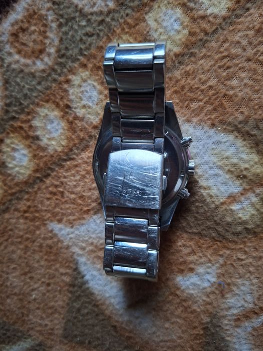 Продава  се часовник  Guess