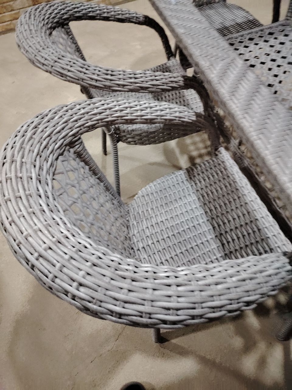 Стол со стульями ротанга