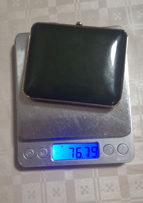 Propun spre vanzare o superba tabachera din Jad Nephrite si aur de 14k