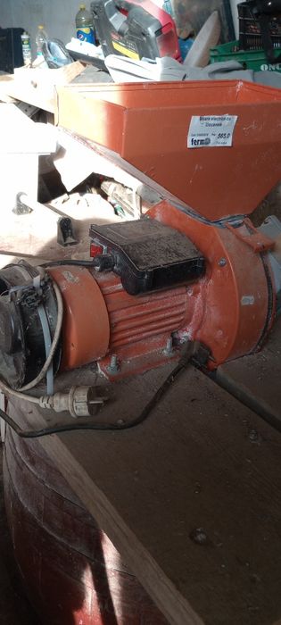 Moara cu ciocanele in stare foarte bună