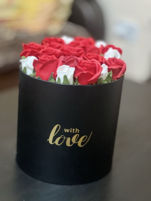 Aranjament cu tradafiri de sapun rosii