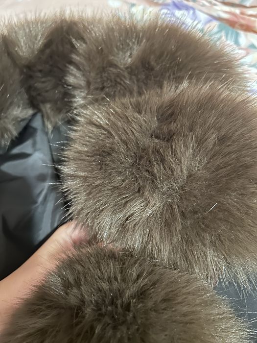 Дамско яке с пухена яка.