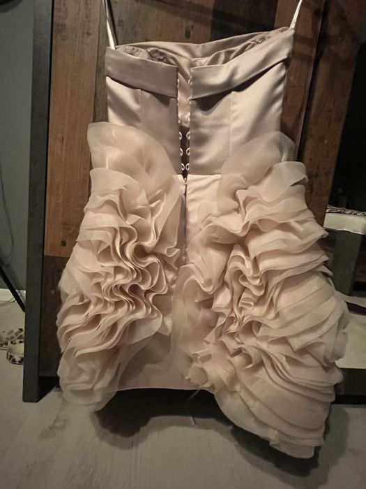 Продавам рокля като нова.