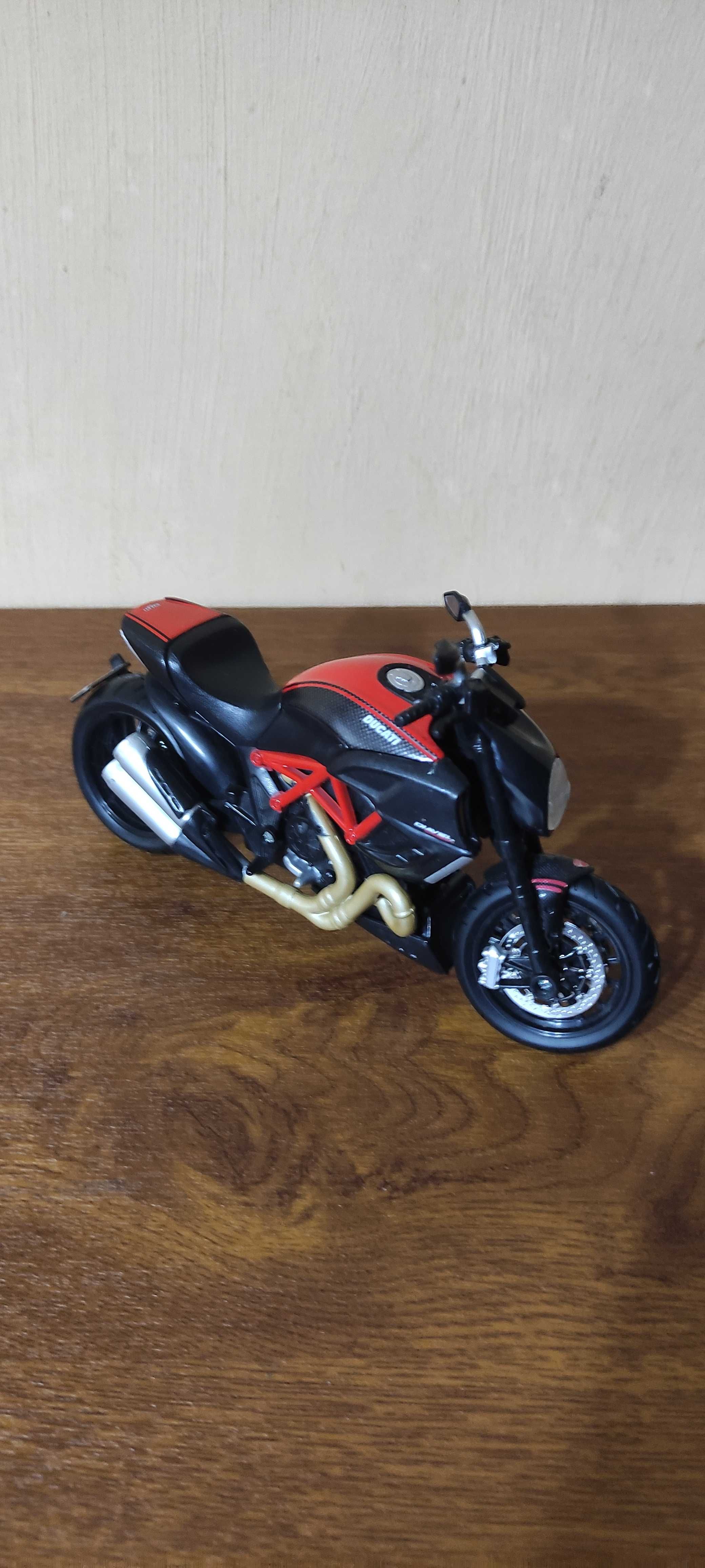 Motocicletă Ducati de colecție + Honda