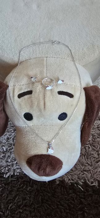 Vand rochie fete(10- 12 ani), și un set Hello Kitty din argint.