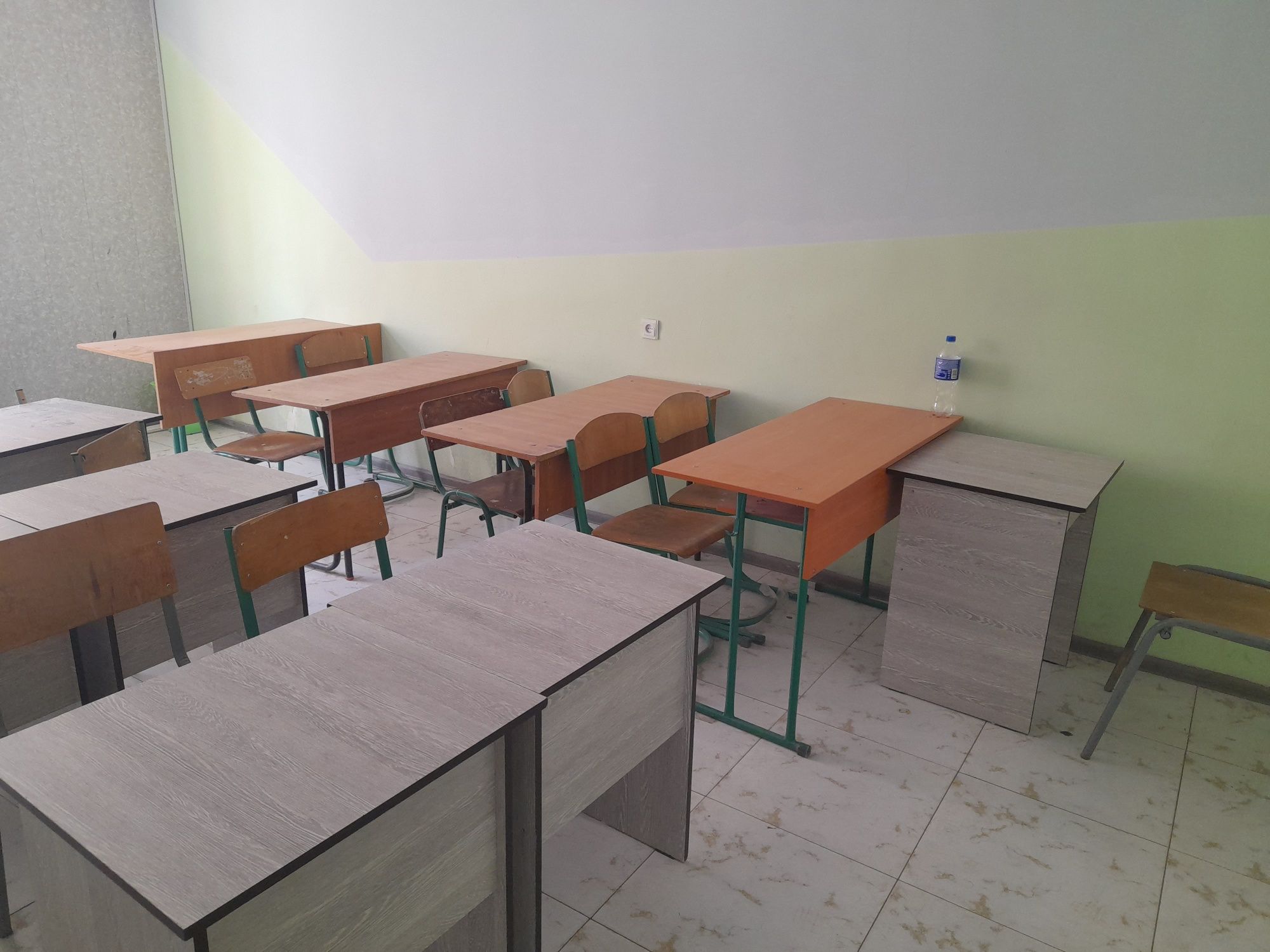 O‘quv markaz, parta, stul, doska.
