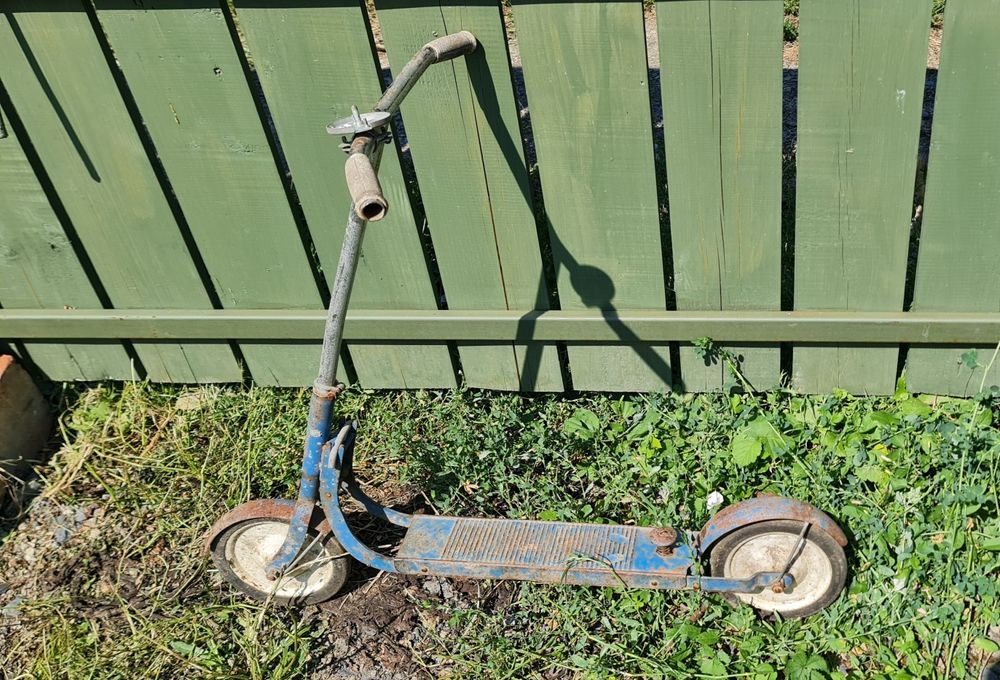 Biciclete vechi.Masina