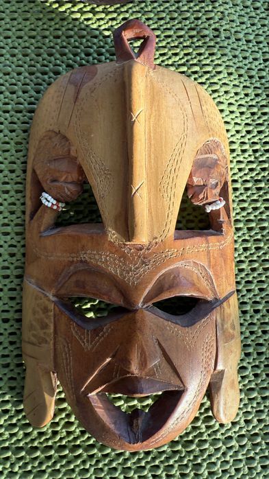 Statuete africane si masti