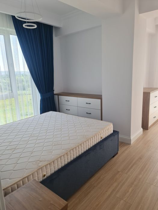 Închiriez apartament cu trei camere în bloc nou mobilat și utilat