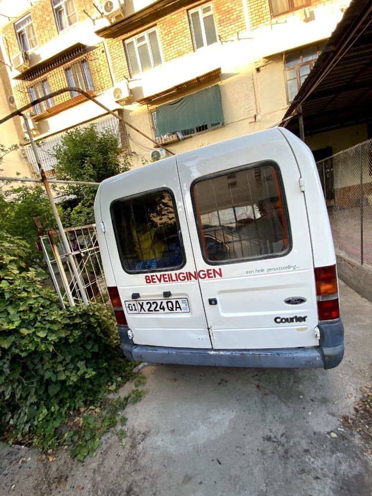 Ford courier sotiladi.