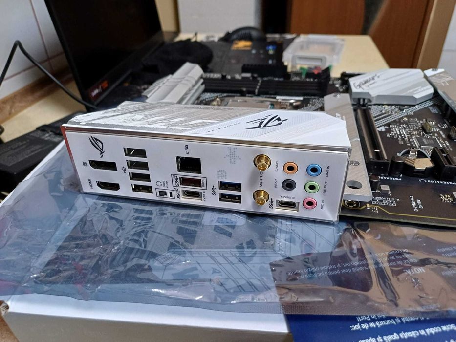 Placa de baza Asus ROG STRIX B660-A DDR 5 WIFI + CPU Intel i7 12700f