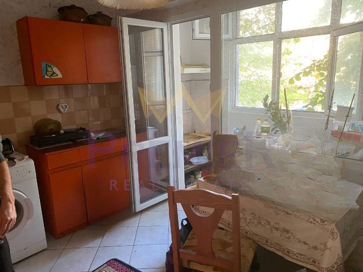 Продава се Тристаен апартамент в Бургас, Славейков - 80 кв.м за 2075 €/кв.м - Снимка #3