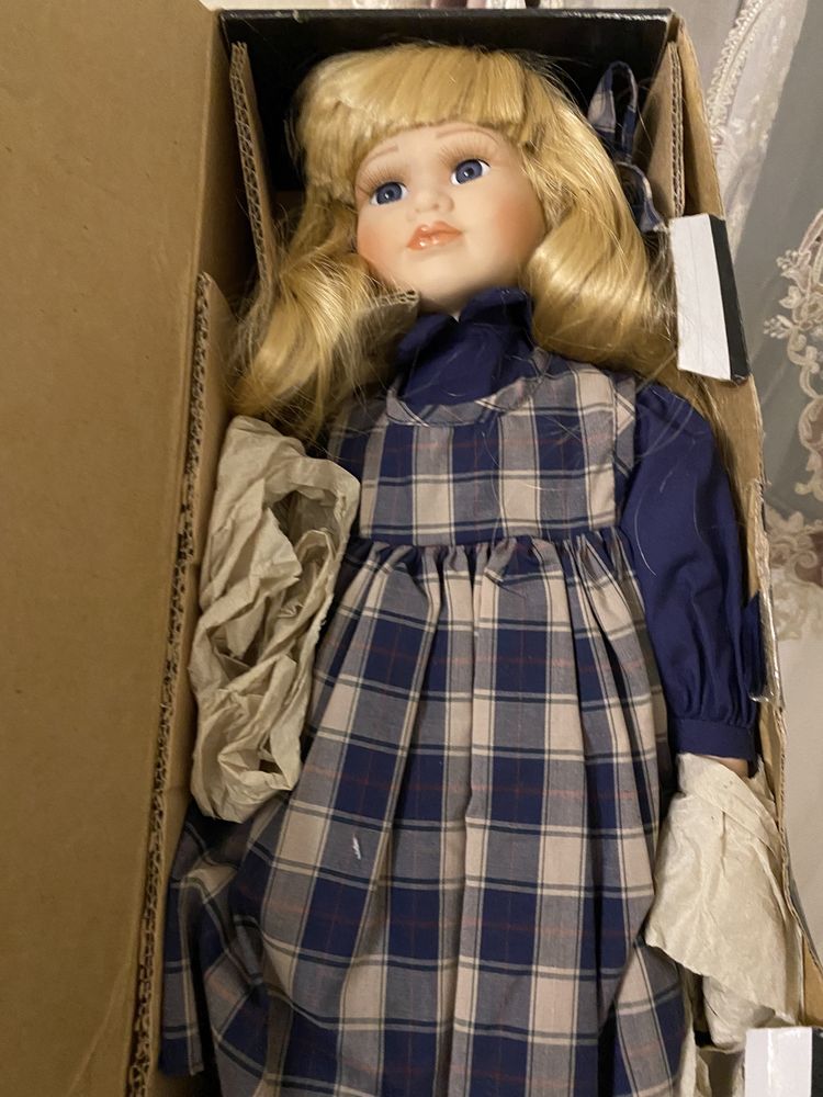 Фарфоровая, винтажная кукла