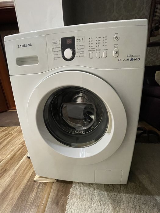 Стиральная машина Samsung в идеальном состоянии.