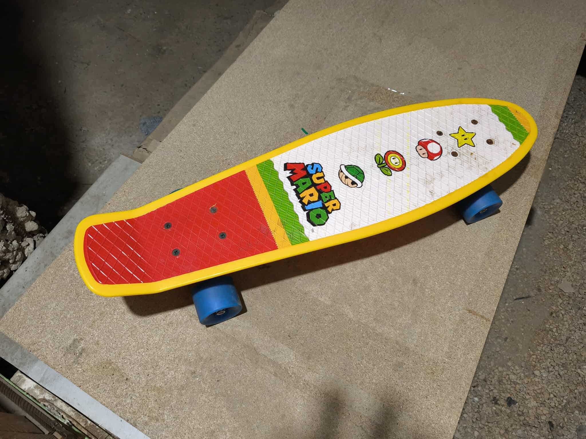 Skateboard Super Mario, design colorat, stare bună
