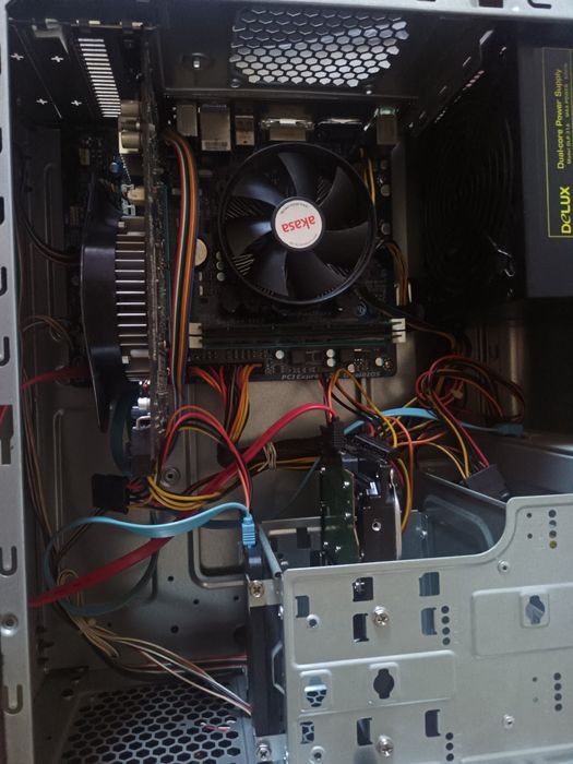 Vând sau Schimb PC  citește cu atentie