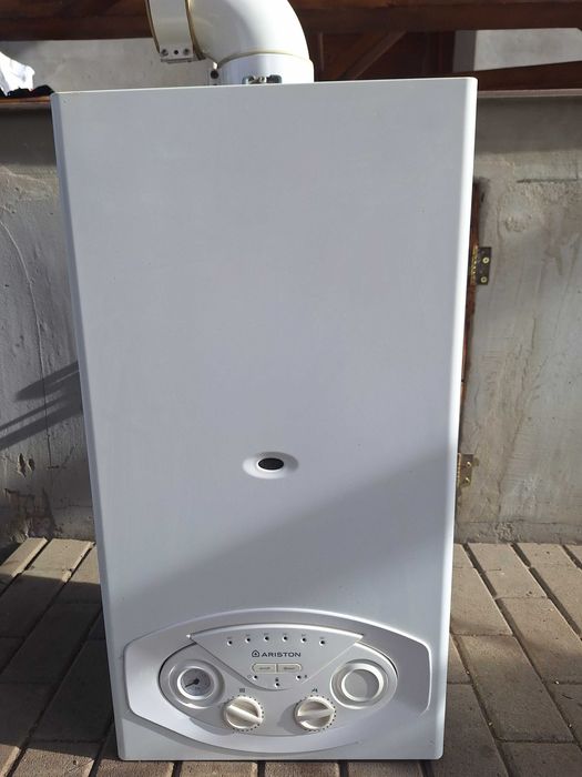 Vând centrală pe gaz Ariston