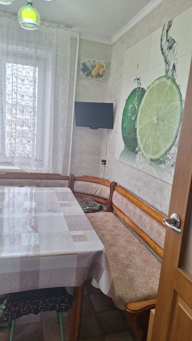 Продам кухонный стол с угловым диваном