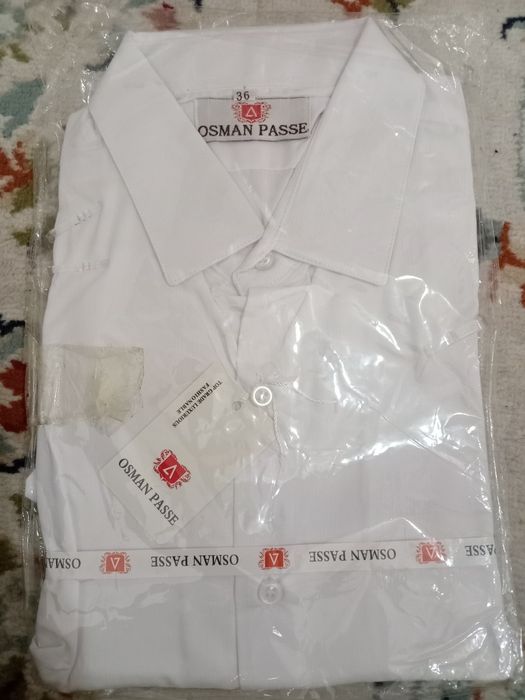 белые ,школьные рубашки.