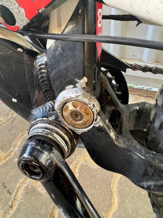 Bicicletă Downhill/ Freeride YT Tues 2.0 (2011)