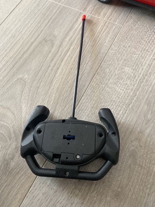 Masina rosie cu telecomanda