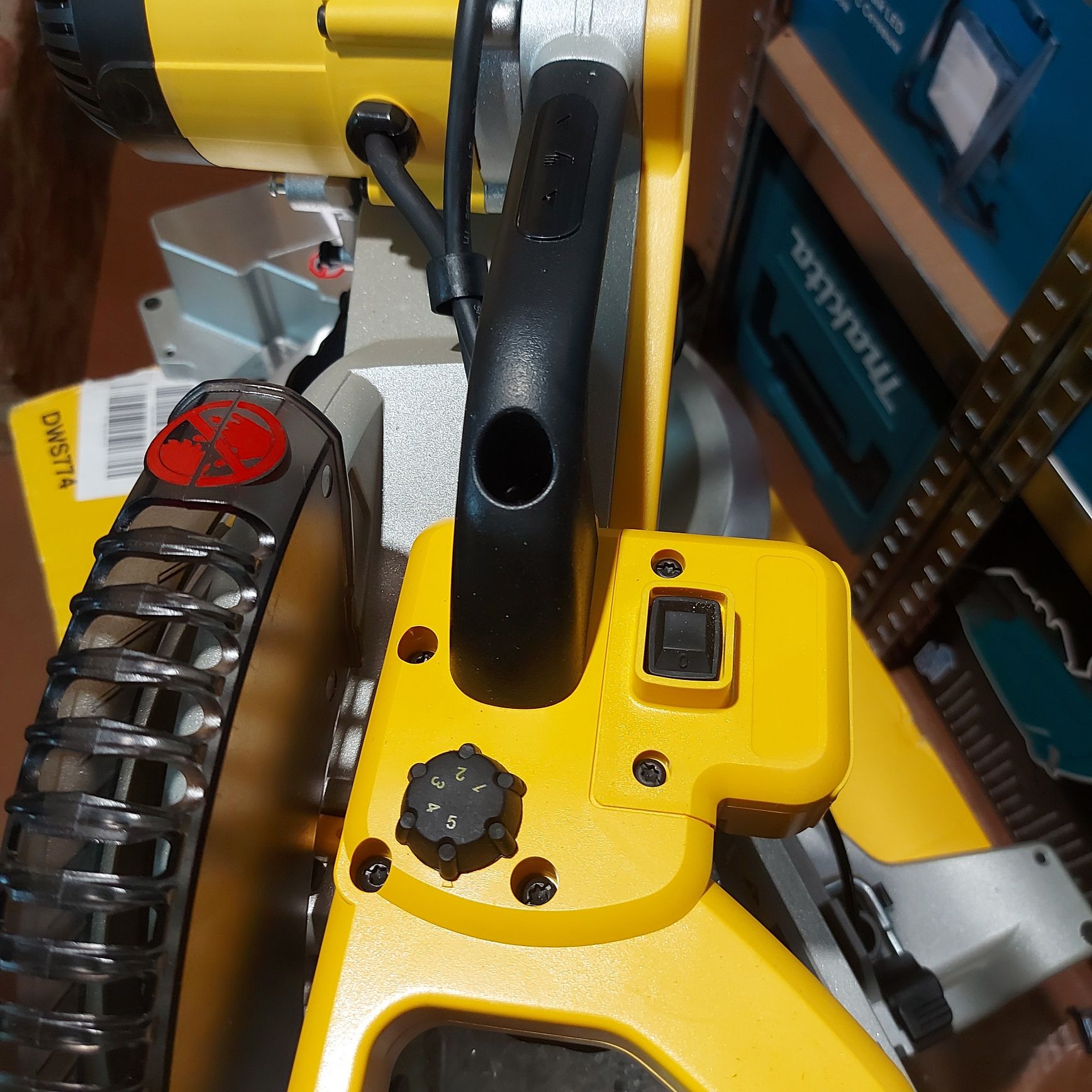 Потапящ циркуляр Dewalt DWS780