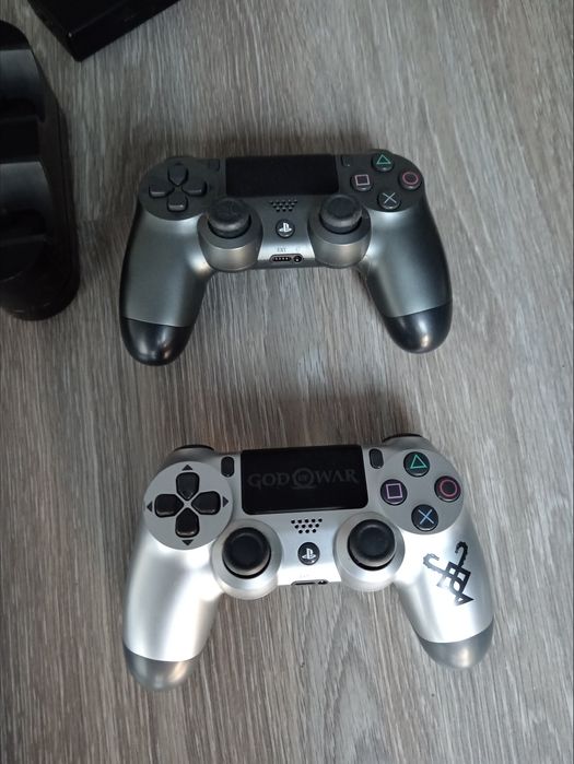 PlayStation 4 cu 2 controllere și 3 jocuri