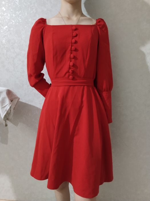 Красное вечернее платье