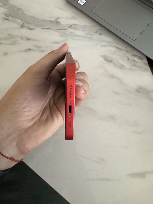 Продавам iPhone 12 64GB червен