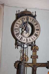 Стенен часовник скелетен