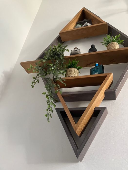 raft de perete pentru depozitarea unor mici decorațiuni