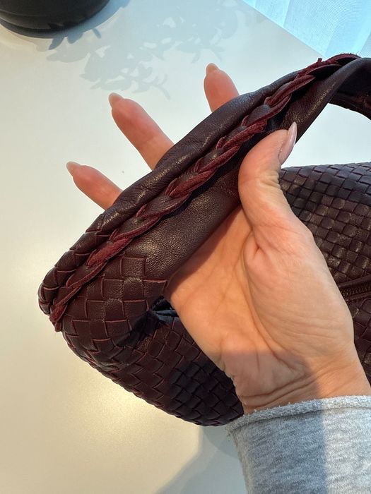 Дамска чанта в модерният Бордо цвят на Bottega Beneta
