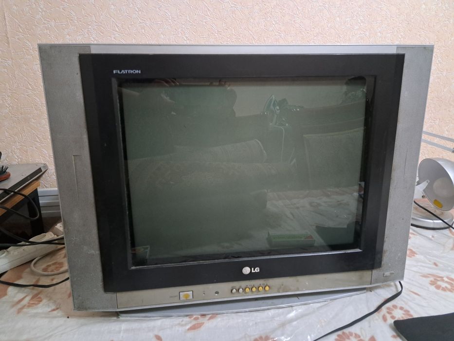 Бесплатно отдать телевизор б.у пылесос.