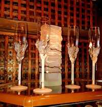 Подарочный набор из четырёх фужеров и вазы в обрамлении серебра .