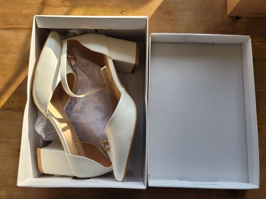 Pantofi albi cu toc mediu