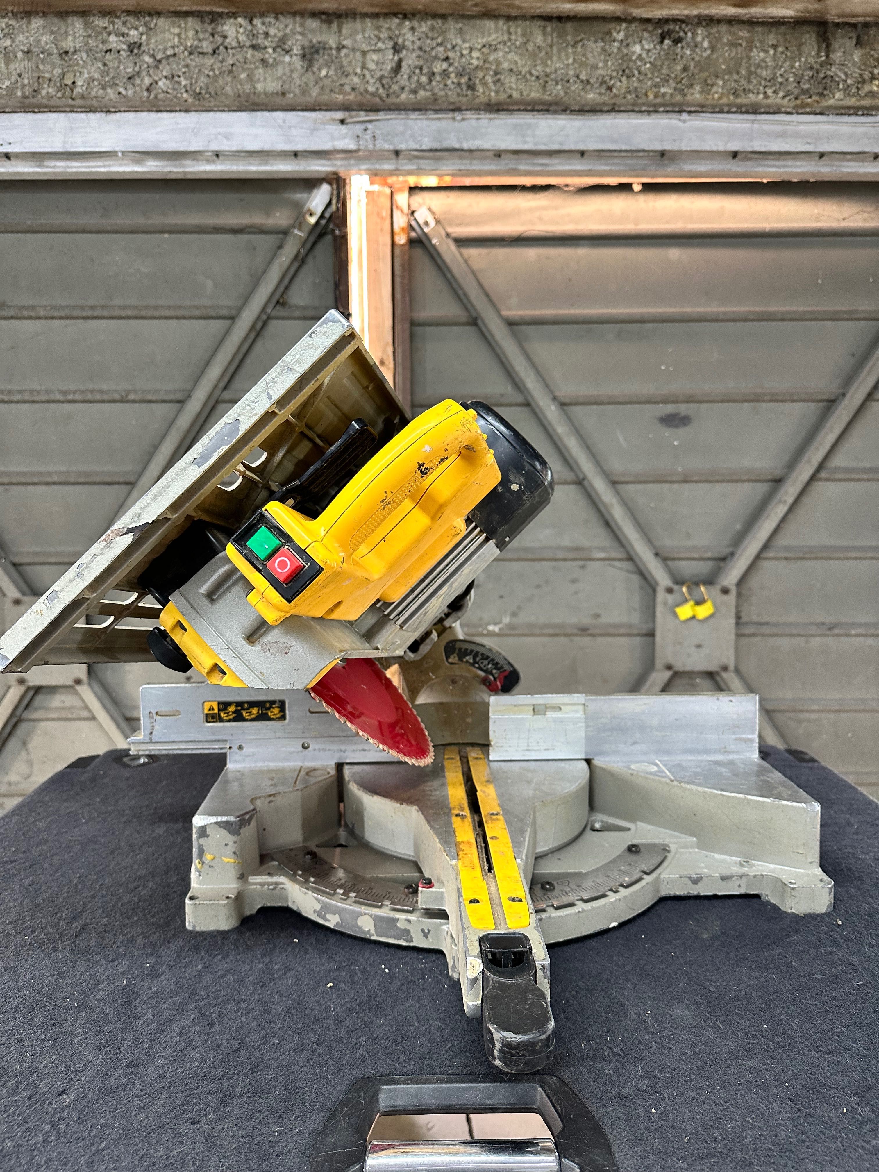 Потапящ циркуляр с герунг DeWALT D27111 305mm