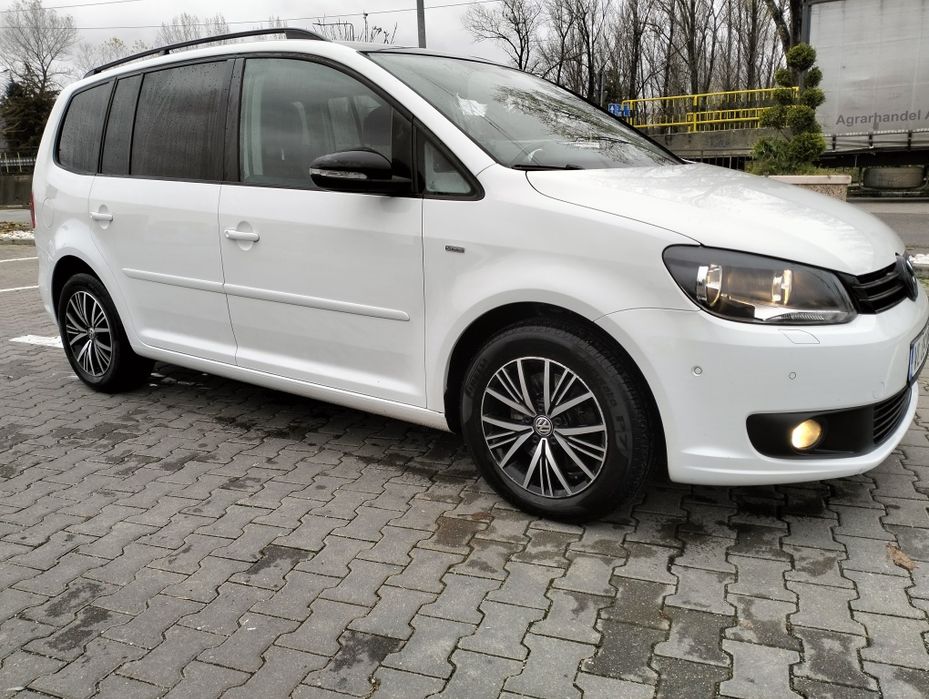 VW Touran 5 locuri 2 litri diesel automat 5 locuri..