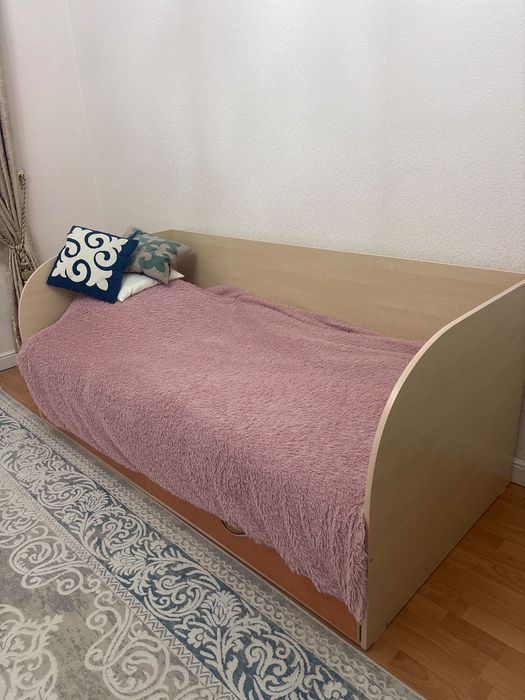 Спальный кровать одноместный , с матрасом, в отл состоянии