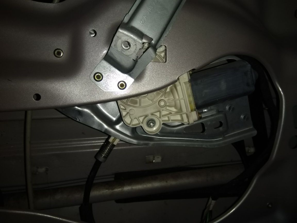Стъкло, моторче и движещи механизми на лява предна врата Mercedes W203