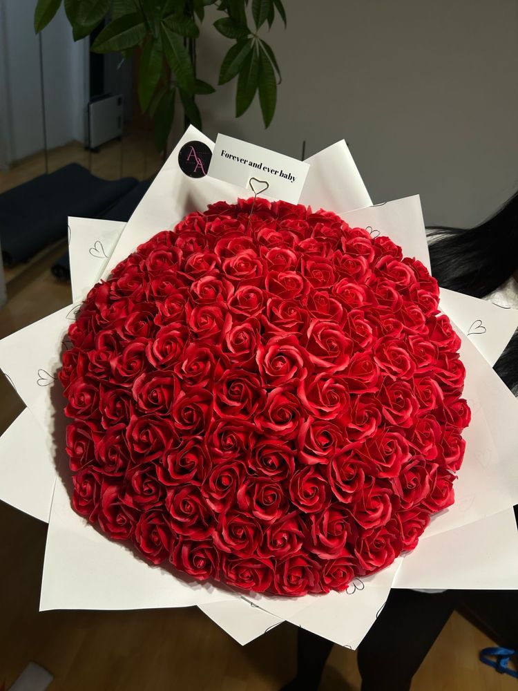 Buchet trandafiri sapun cu bilet personalizat si accesorii