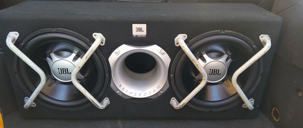 Сабвуфер JBL в авто
