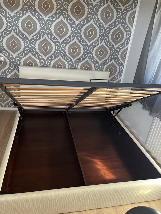 Pat matrimonial cu doua noptiere